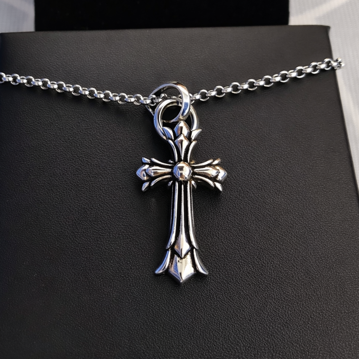 【SL158】Refined Flare Cross Necklace